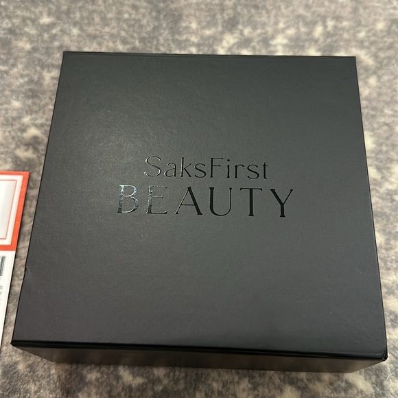 SAKS FIFTH GIFT BOX WITH 6 ASSORTED MAKEUP ITEMS. NWT - Picture 2 of 8